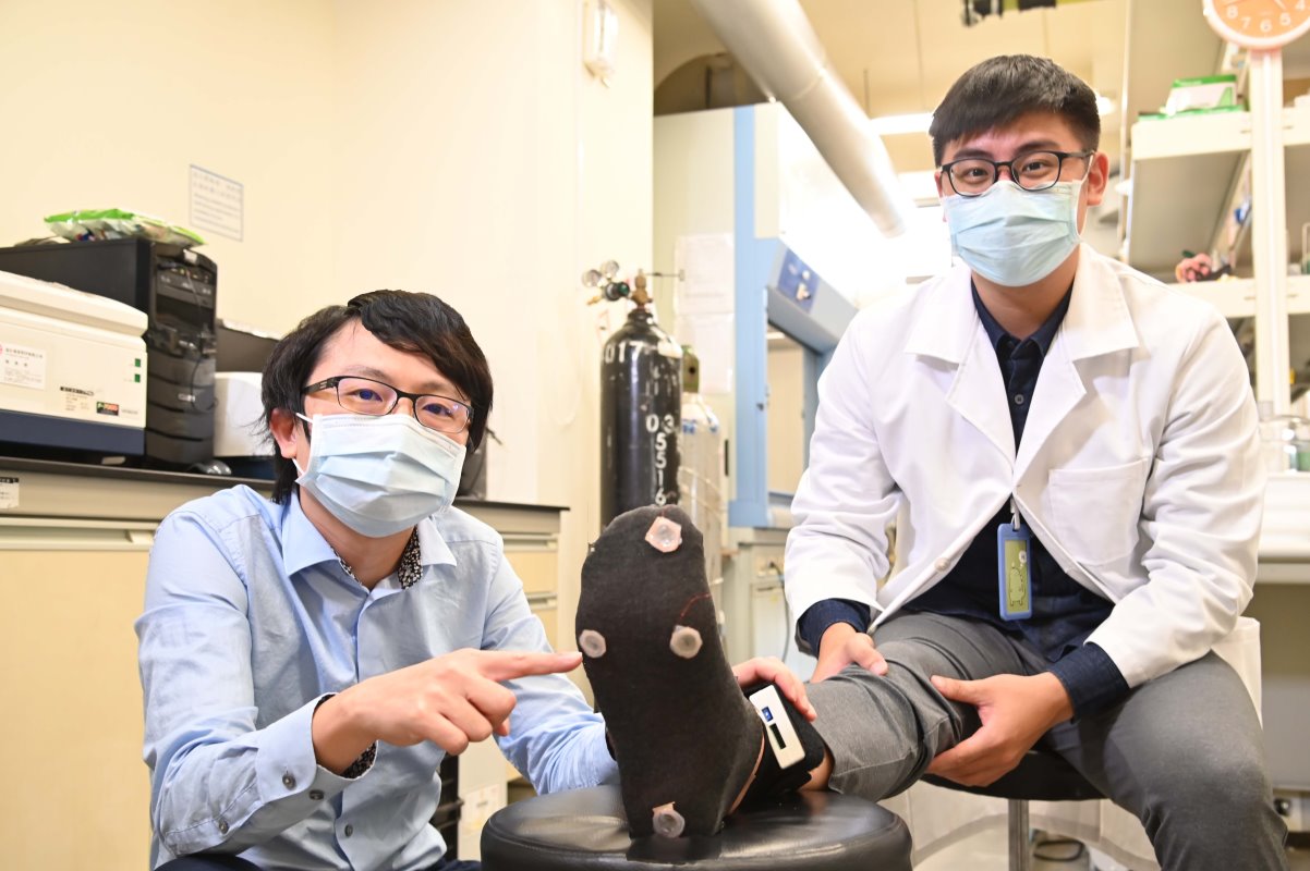 本校醫工所林宗宏教授(左)研發出自驅動感知系統，應用在足壓偵測鞋墊上，可診斷並追蹤病患復健情況