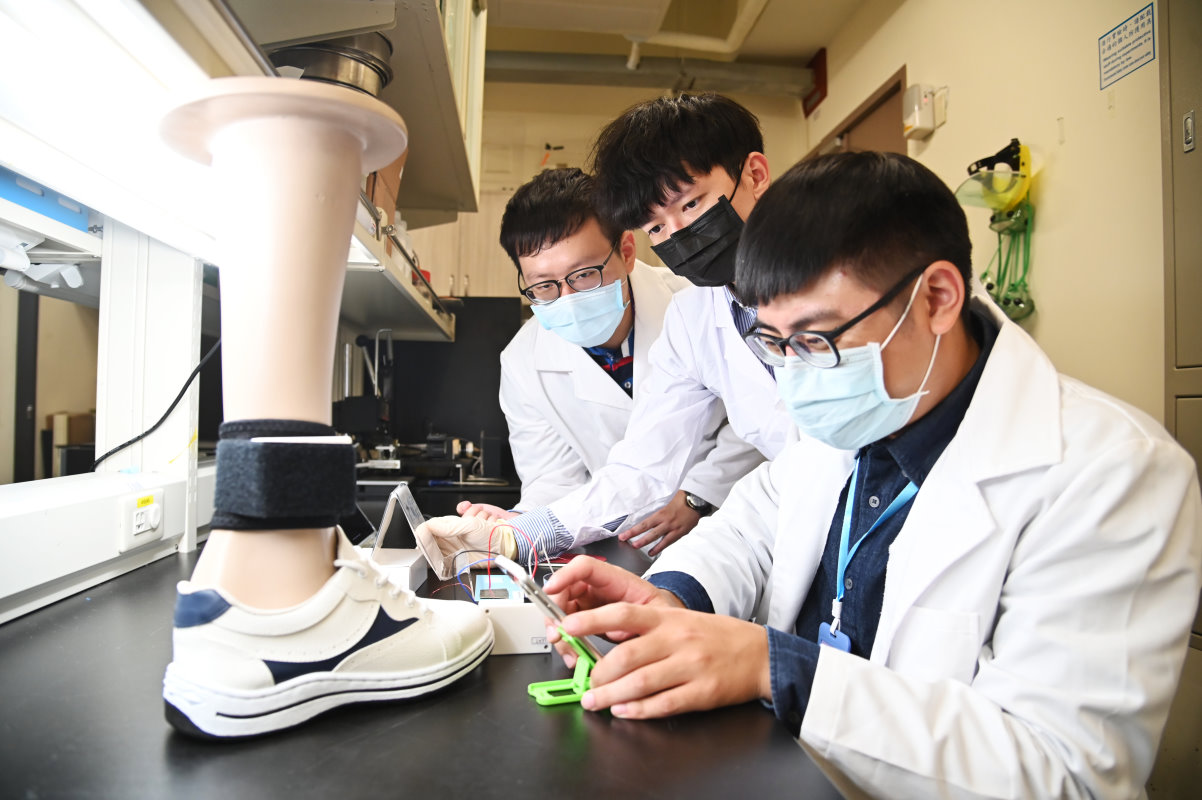 林宗宏教授團隊研發的足壓偵測鞋墊可診斷並追蹤病患復健情況