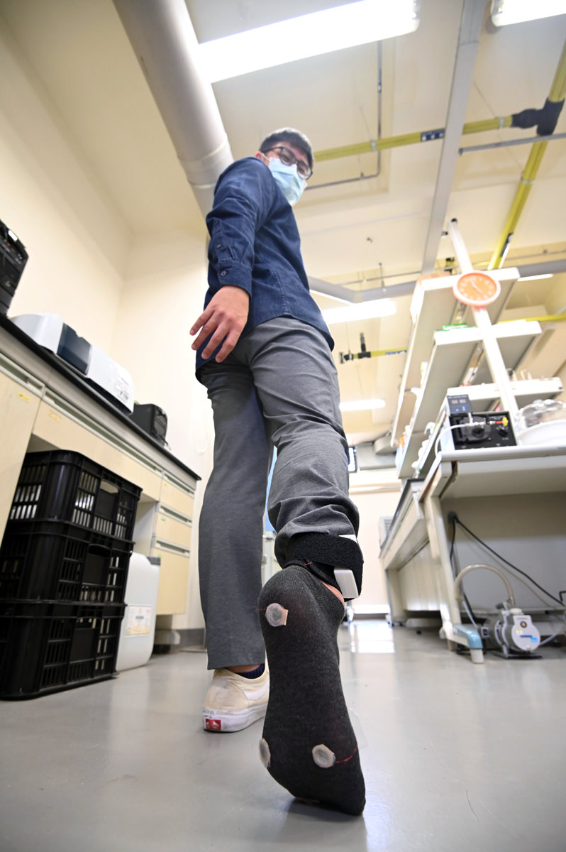 足壓偵測鞋墊能偵測並即時傳送患者的足壓、腳掌各部位觸地的時間等數據