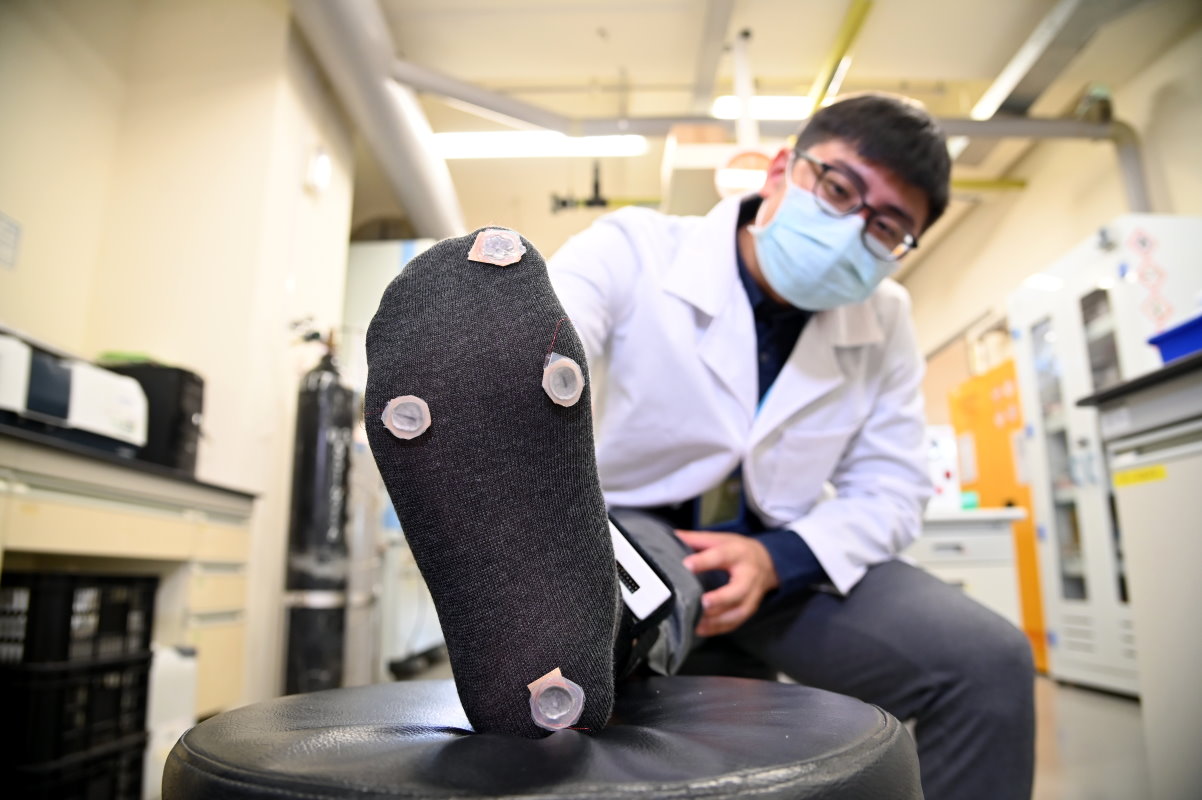 林宗宏教授團隊研發的足壓偵測鞋墊可診斷並追蹤病患復健情況