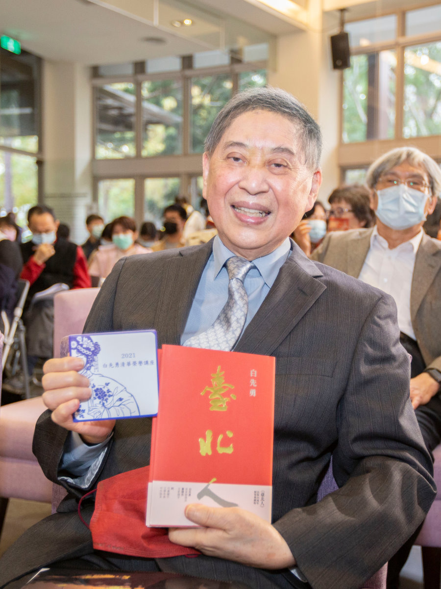 白先勇先生獲頒清華大學榮譽講座，校方特製繪有崑曲圖樣的紀念杯墊