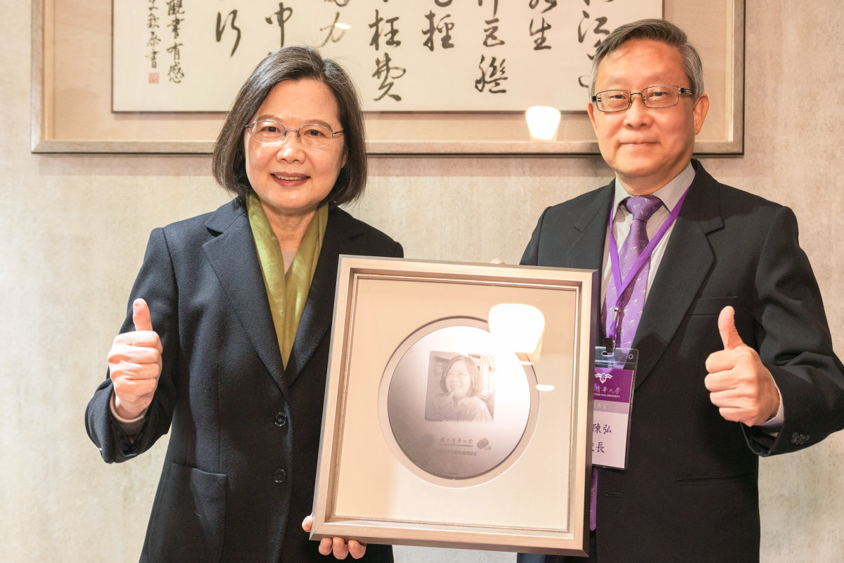 賀陳弘校長(右)致贈蔡英文總統刻有她雷射浮雕肖像的8吋矽晶圓