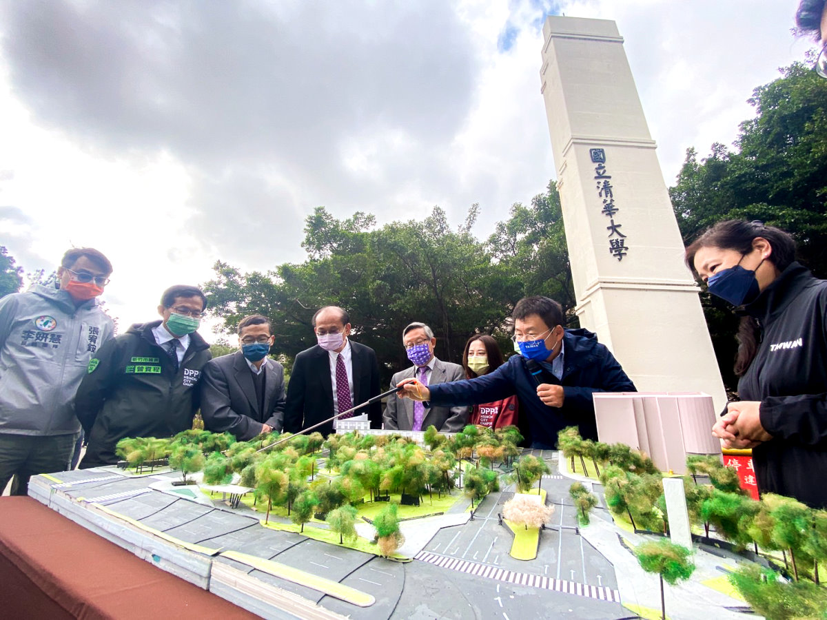 黃聲遠建築師(右二)為賀陳弘校長(右四)、沈慧虹副市長(右一)說明光復綠門戶計畫