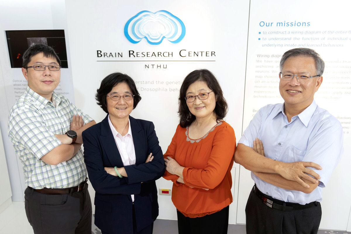 本校生科團隊江安世教授(右起)、楊嘉鈴教授、張大慈教授、林彥穎博士研發3D數位病理影像系統