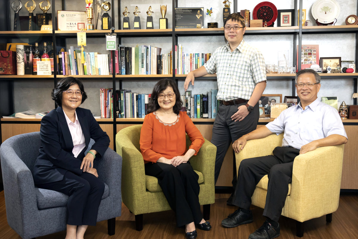 本校生科團隊江安世教授(右起)、林彥穎博士、楊嘉鈴教授、張大慈教授研發3D數位病理影像系統