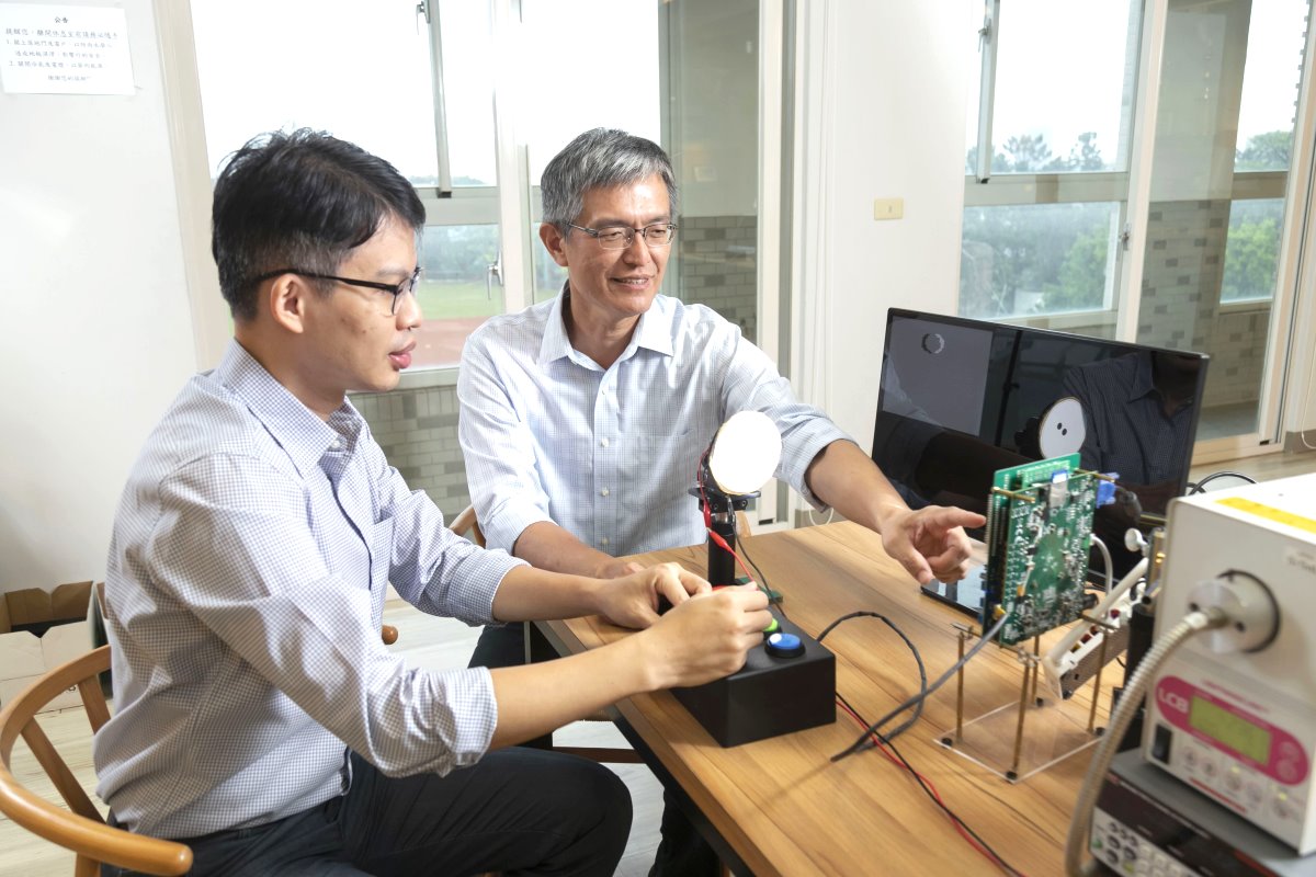 謝志成教授(右)開發感測器內運算晶片，能讓鏡頭專注於「變化」。呂仁碩副教授(左)整合軟硬體，建構概念驗證原型機