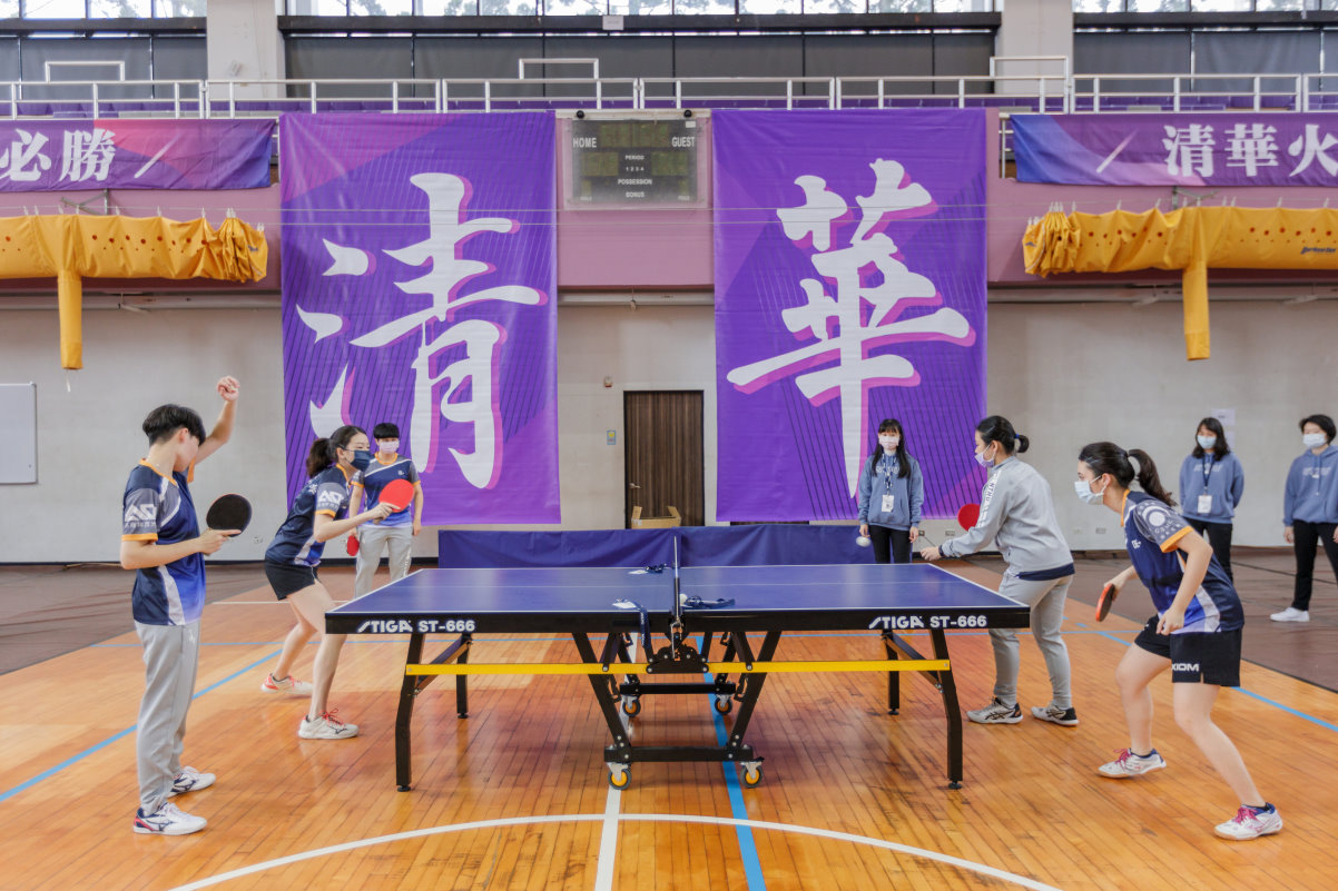 今年梅竹賽的第一場比賽是桌球，選手在賽前暖身