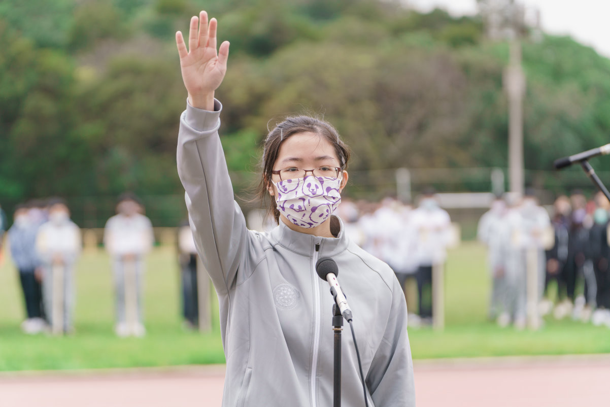 清華大學女排隊員梅齡尹代表全體運動員宣誓