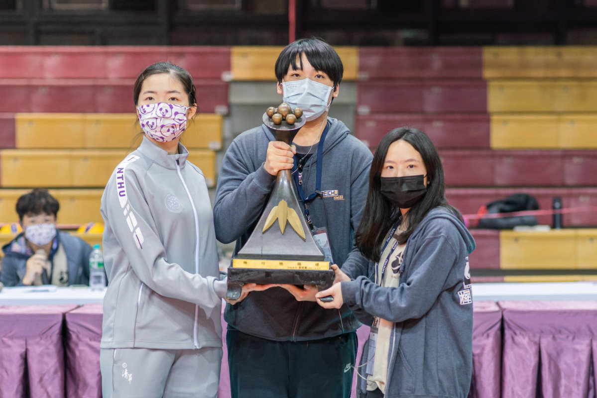 本校女排隊長梅齡尹(左)代表接下梅竹總錦標