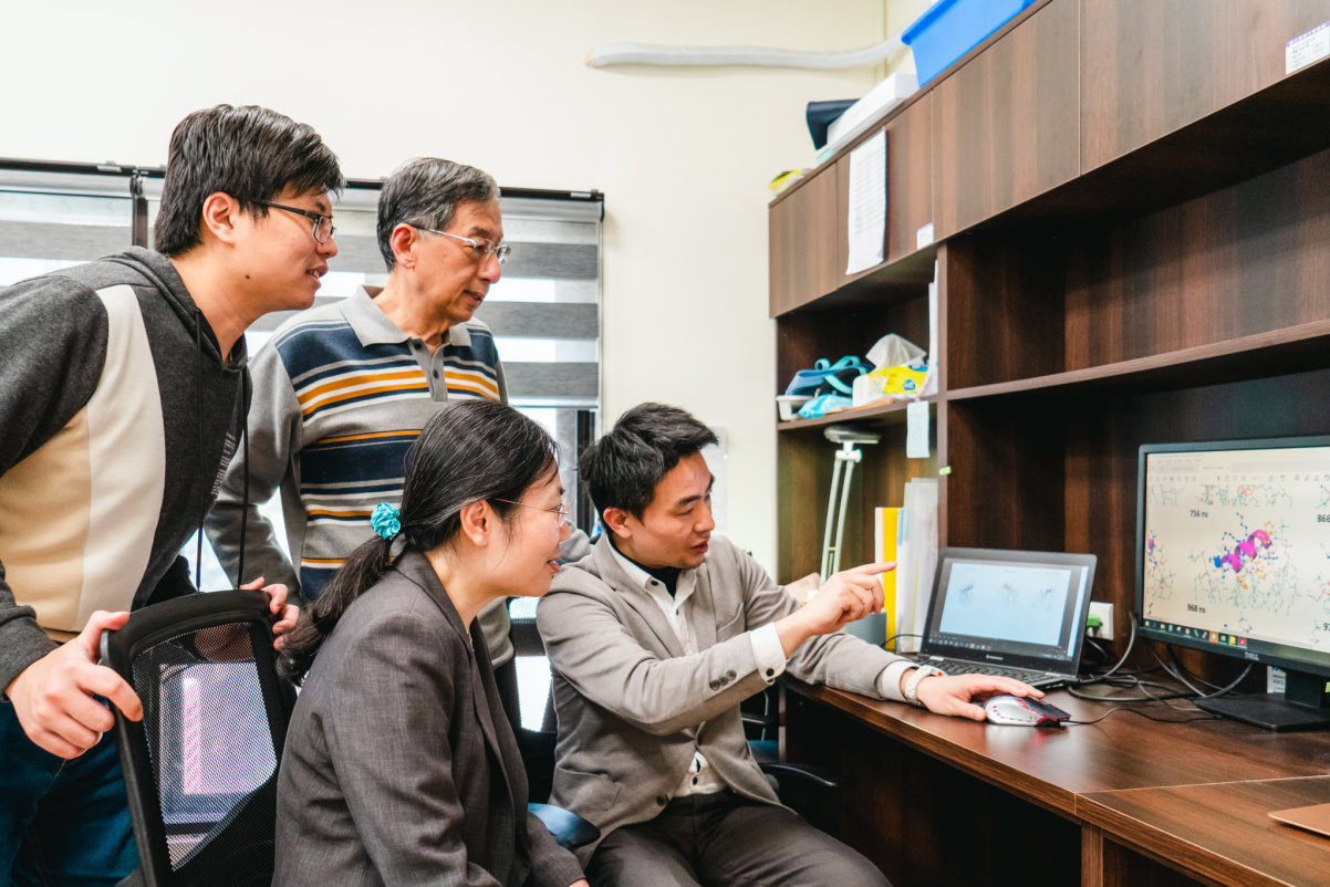 本校研究團隊蔡政育同學(左起)、藍忠昱特聘教授、傅化文教授、楊立威所長開發新型胜肽資料庫