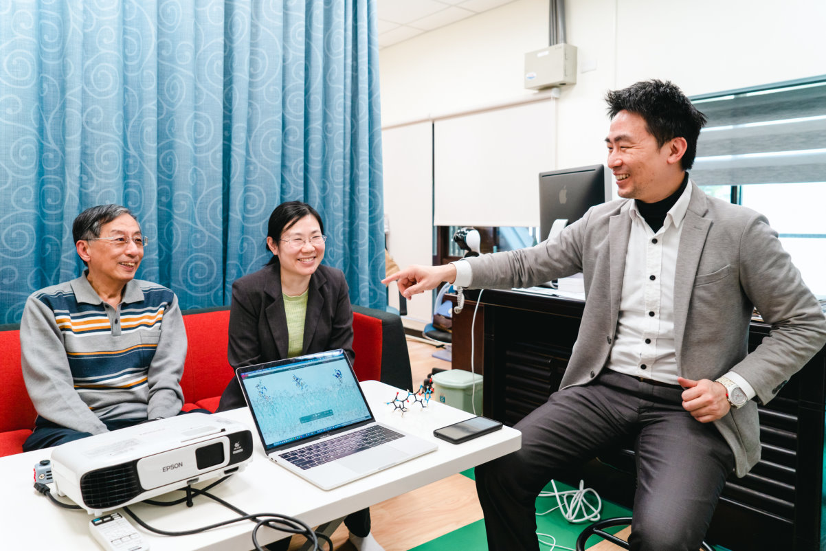 本校研究團隊藍忠昱特聘教授(左起)、傅化文教授、楊立威所長開發新型胜肽資料庫
