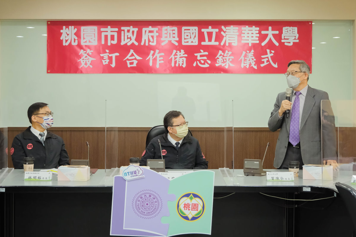 賀陳弘校長(右)感謝鄭文燦市長(中)一路來對清華發展醫學教育的支持