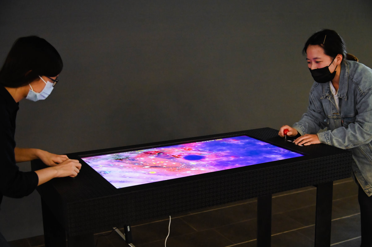 「重力波乒乓對決碰」互動藝術邀請觀展者來一場宇宙級的桌上曲棍球