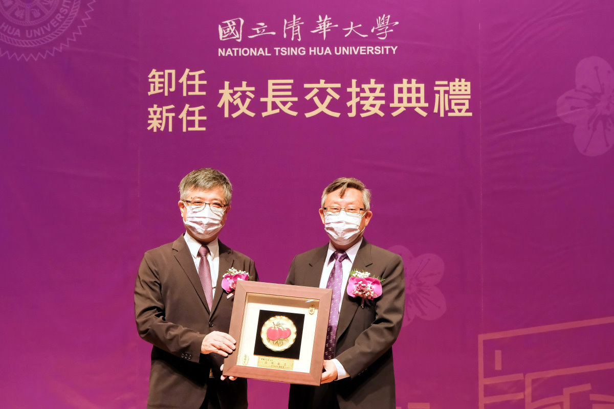 教育部劉孟奇(左)政務次長致贈賀陳弘校長柿柿如意雕金彩瓷壁飾