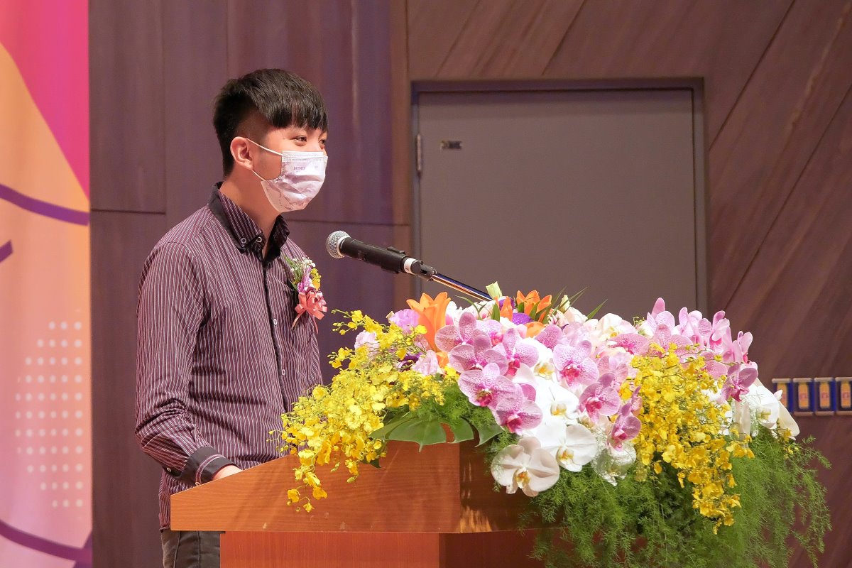 總統教育獎得主吳承澐代表學生在校慶大會致詞