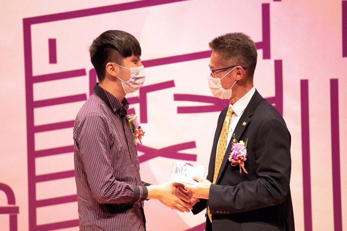 清華學生致詞代表吳承澐(左)將自行創作發行的音樂光碟送給高為元校長