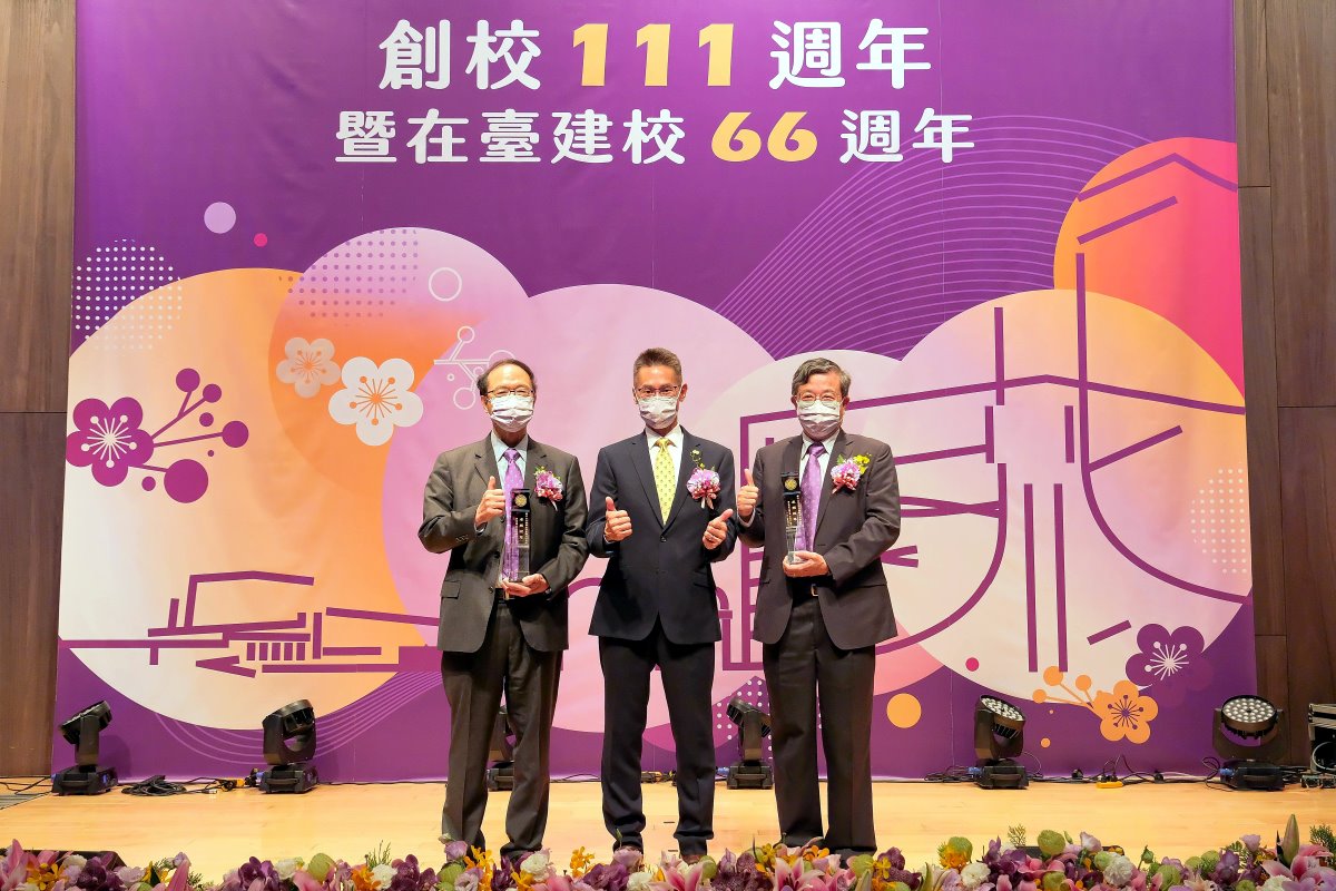 高為元校長(中)表揚本年度傑出校友陳文村學長(左)、辛水泉學長(右)