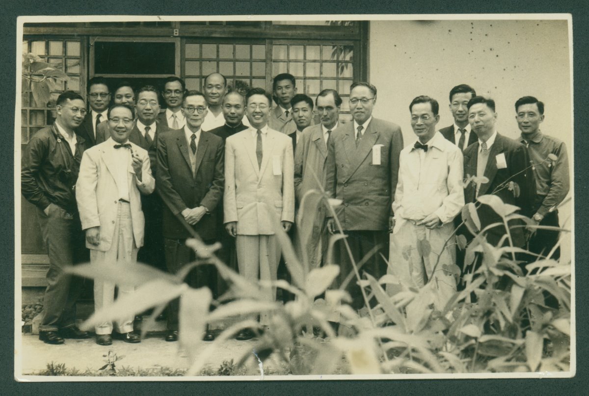 梅貽琦校長（前排左二著黑西裝者）與清華第一批教職員在校長宿舍前合影