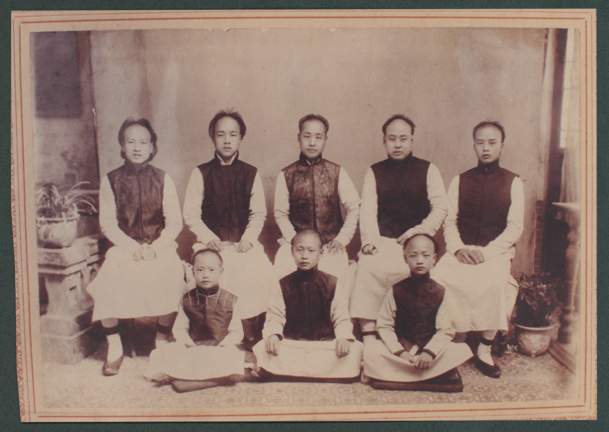 梅貽琦校長(後排右一)為庚子賠款獎學金的第一批清華赴美留學生