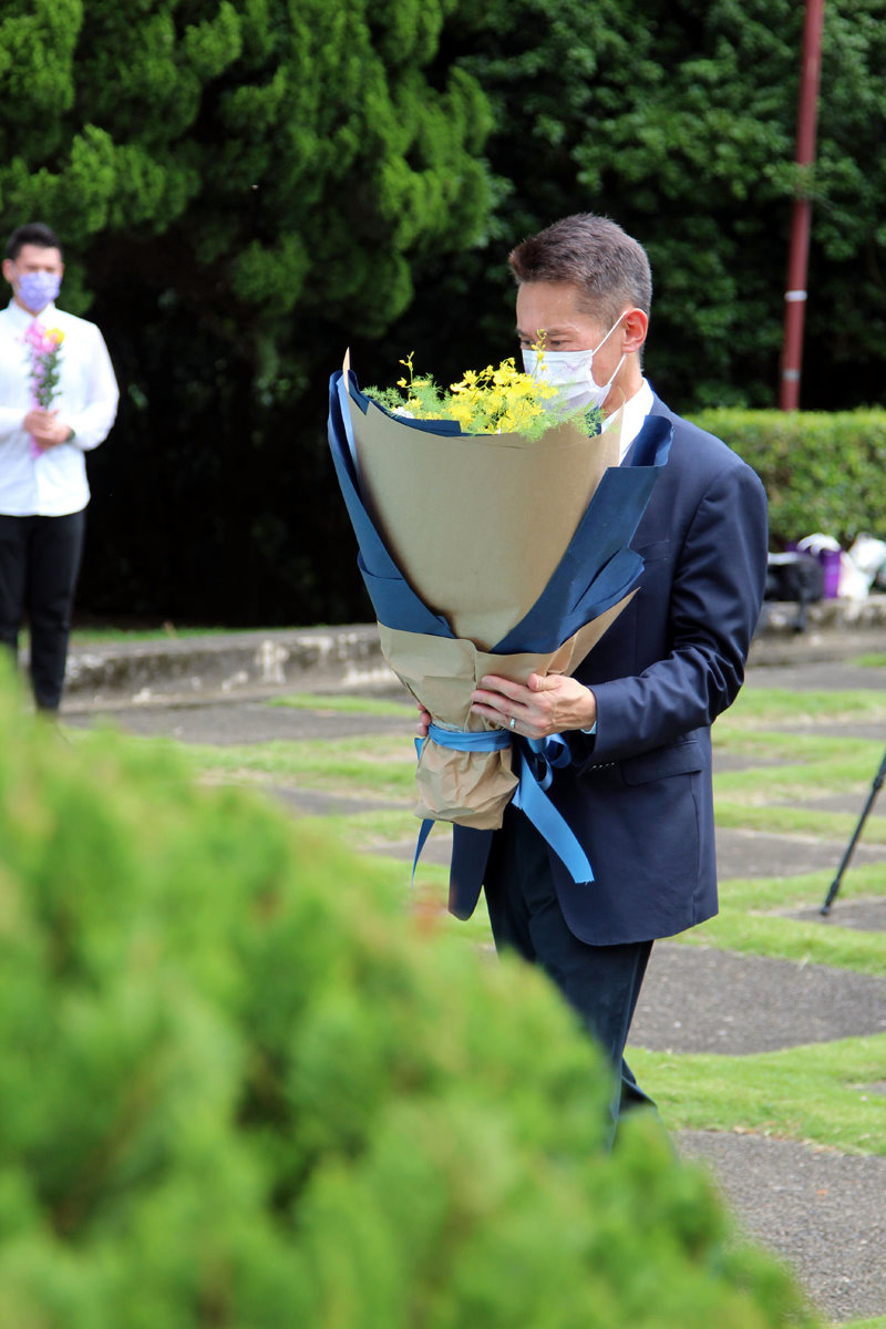 高為元校長獻花向梅貽琦校長致敬