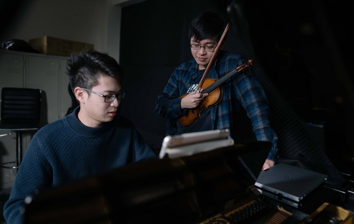 清華音樂人Podcast「古典音樂與當代」系列主持人許崴（左）與許詠傑老師