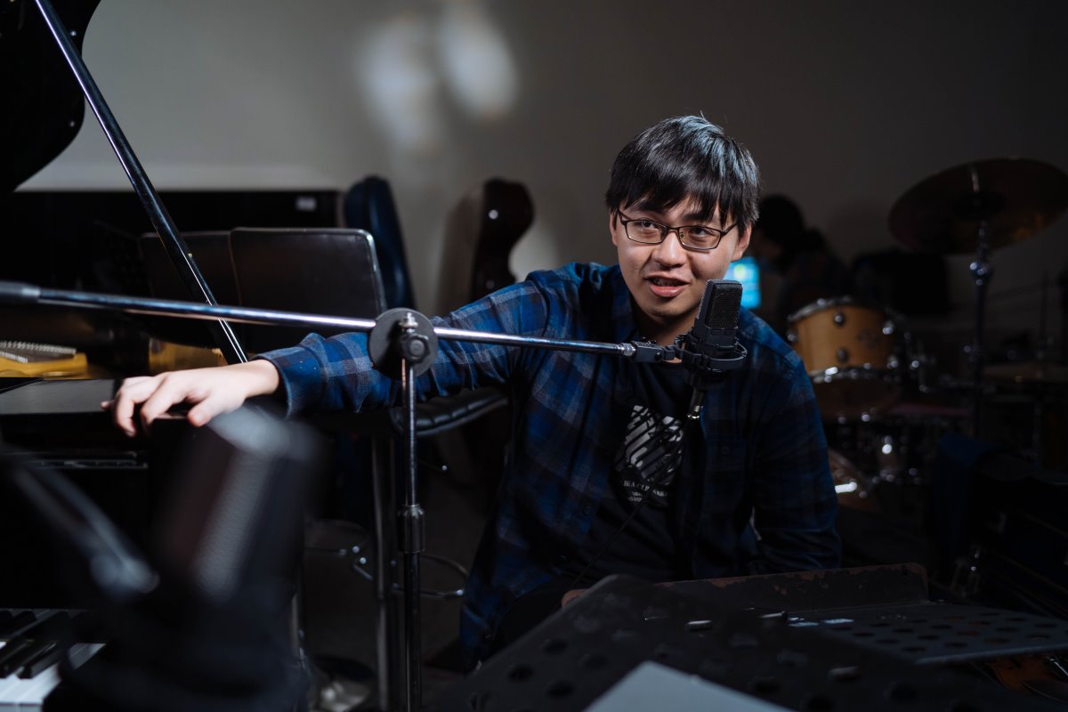 獲獎無數的小提琴家許詠傑擔任清華音樂人Podcast主持人
