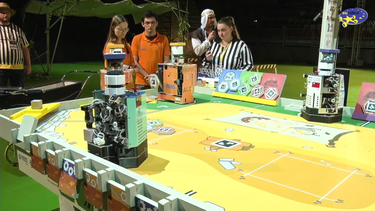 機器人團隊在決賽中派出兩組機器人，打敗突尼西亞隊。(Eurobot大賽直播截圖)