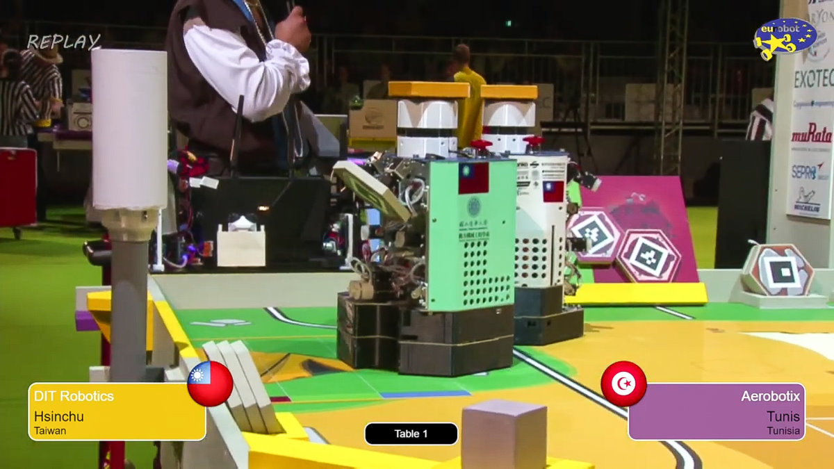 清華的兩組機器人貼著國旗出賽，對戰突尼西亞。(Eurobot大賽直播截圖)