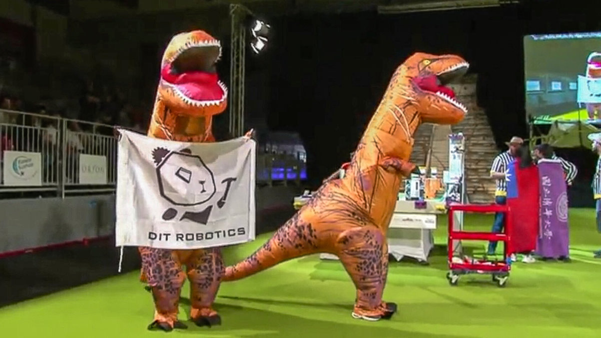 清華機器人團隊每場出賽都由隊員穿著恐龍裝持隊旗出場