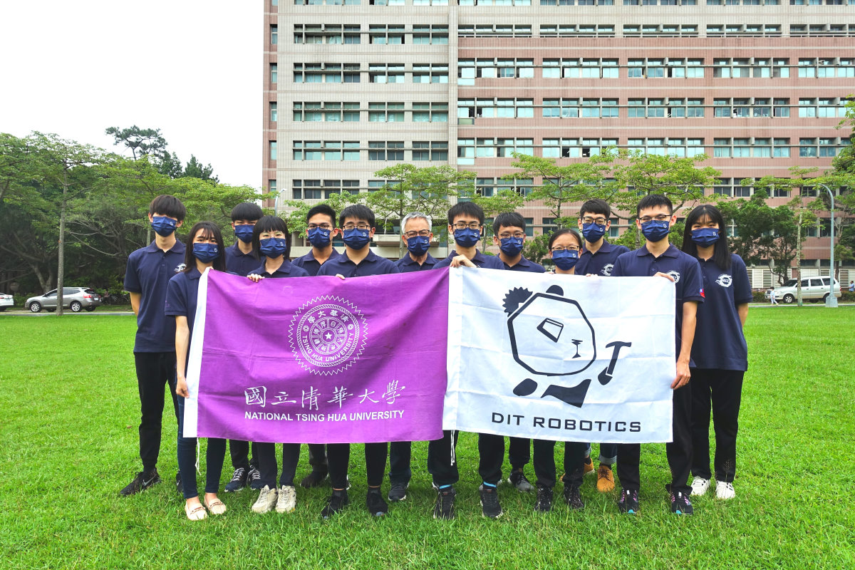 機器人團隊出戰歐洲機器人大賽前夕，與指導教授陳榮順(中)老師在大草坪合影