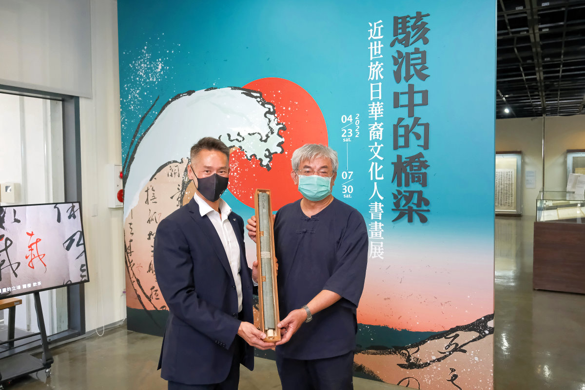 楊儒賓教授(右)捐贈177件珍貴文物給清華大學文物館，由高為元校長代表接收。他們手上拿的是隱元和尚的「僧人隱元之書」