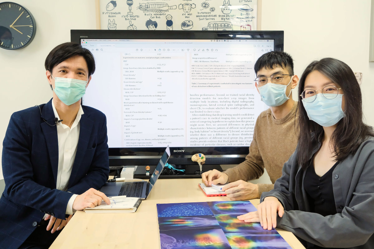 清華資工系郭柏志助理教授(左)帶領學生陳立晴(右前)、王瑞恩(右後)參與AI也會種族歧視的跨國研究