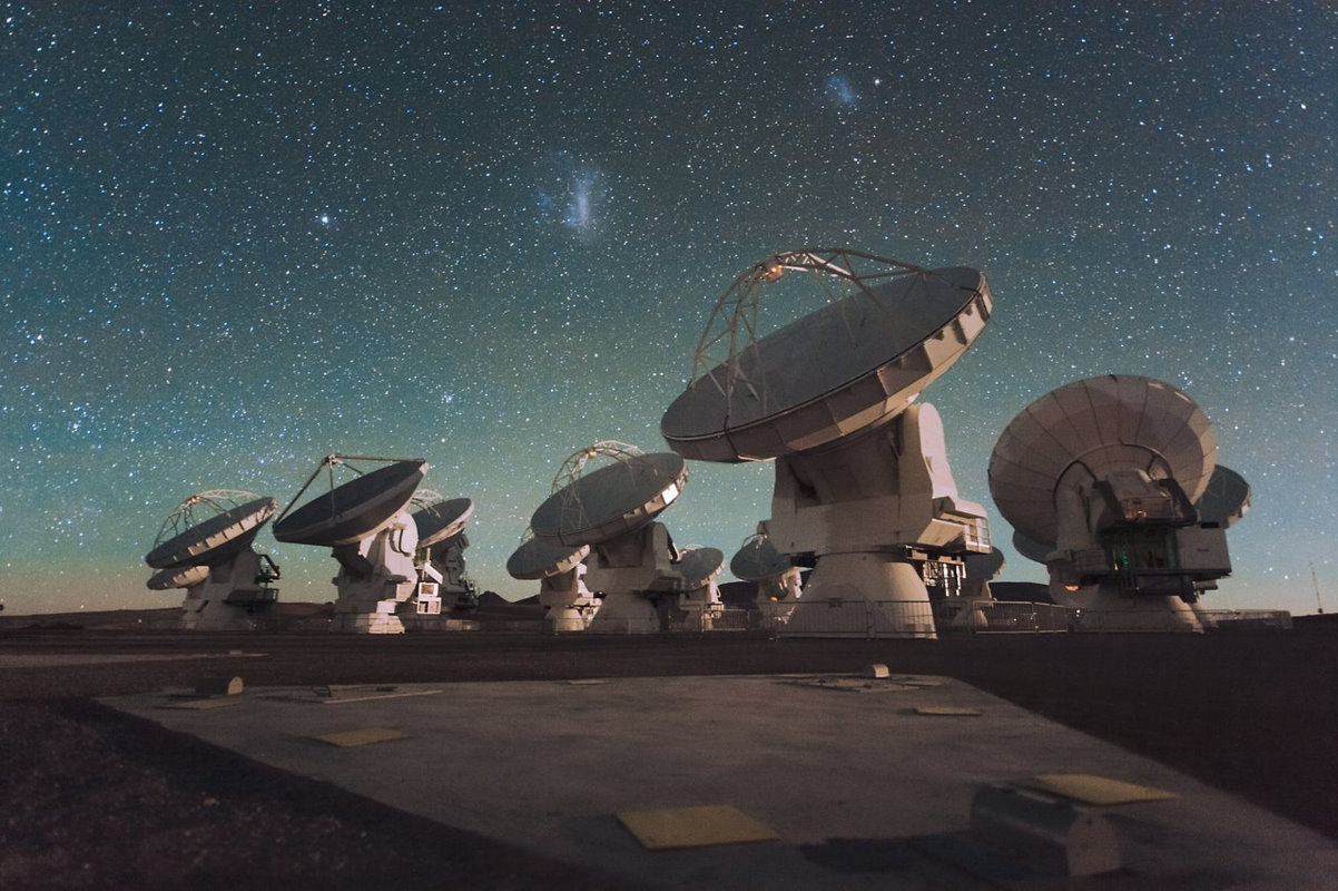 研究團隊使用位於智利北部沙漠的ALMA望遠鏡觀測