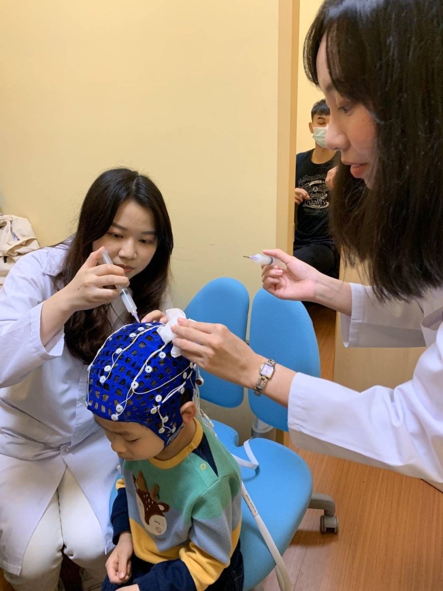 本校跨領域研究團隊在幼兒進行腦波測試前在儀器內側注入凝膠