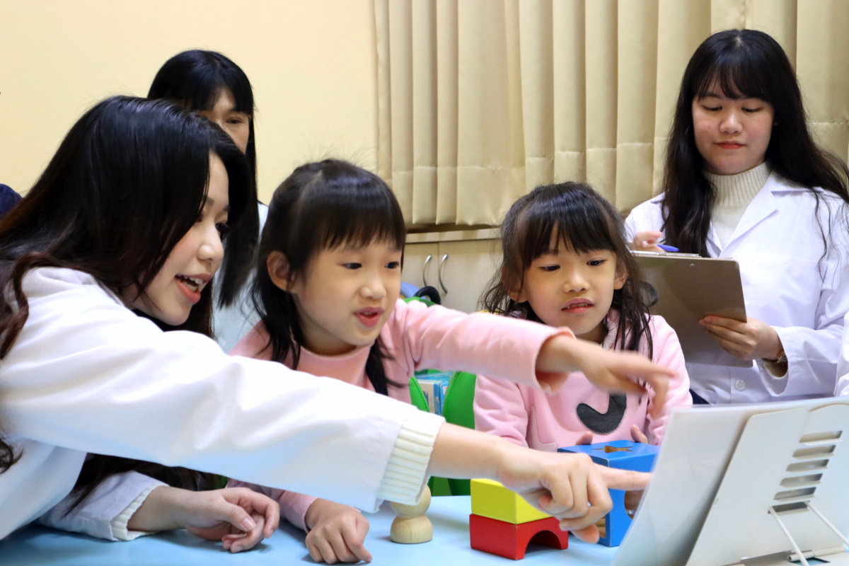 本校跨領域研究團隊對幼兒進行競爭遊戲測試