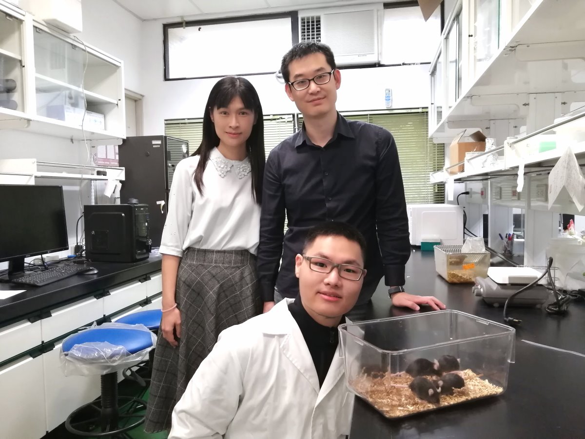 清華跨域研究團隊。幼教系周育如副教授(後排左)、系神所郭崇涵助理教授(後排右)、系神所碩一生麻彧暟