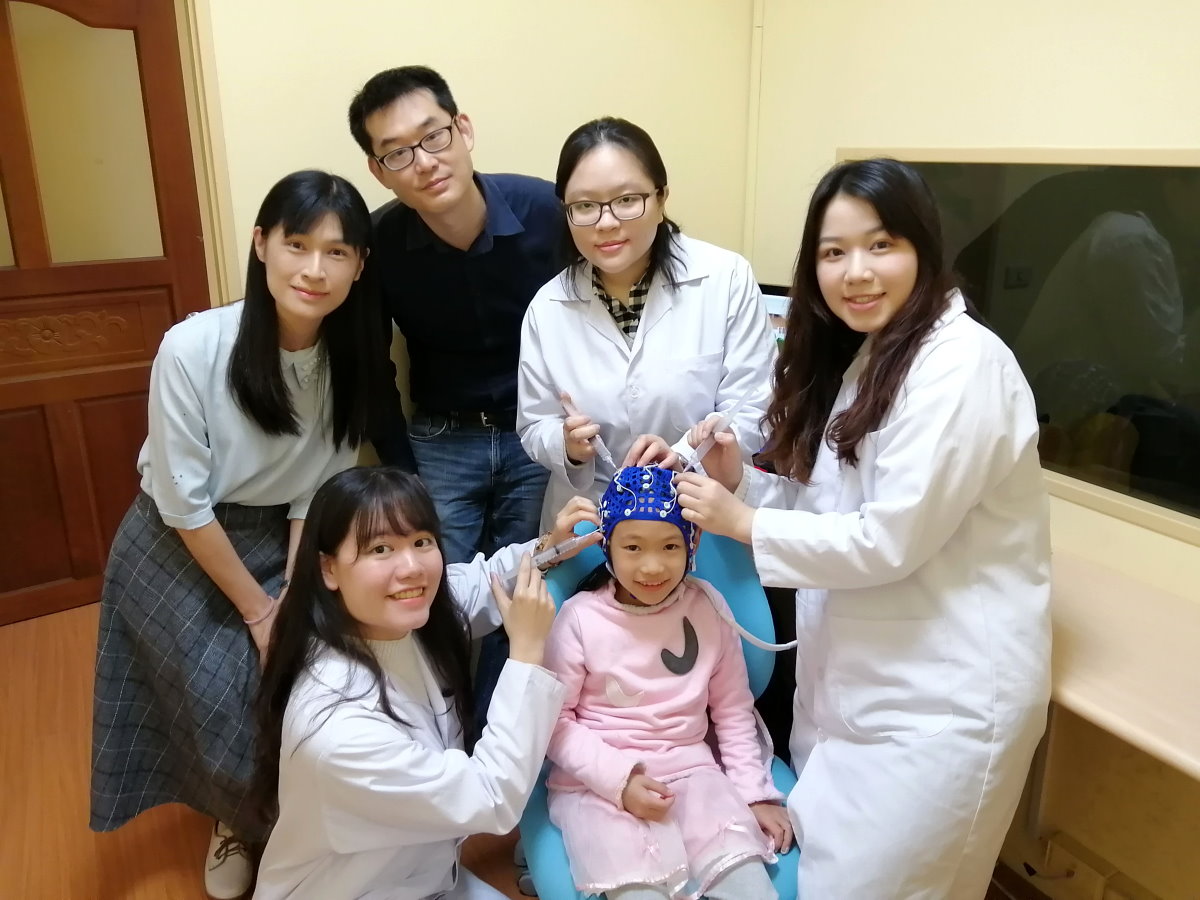 本校跨領域團隊採用腦波儀進行幼兒記憶力研究