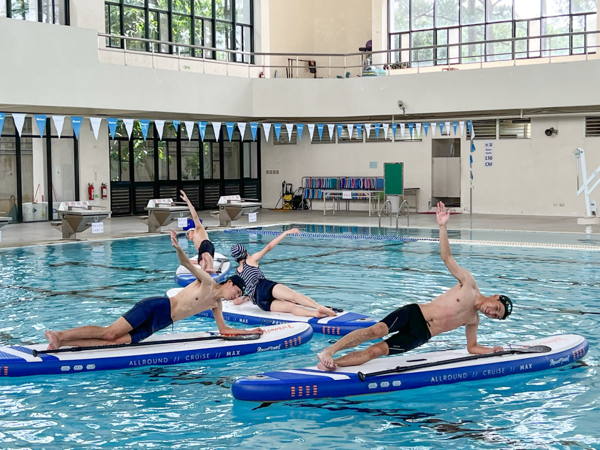 清華學生在板上練習水上體適能動作中的側棒式