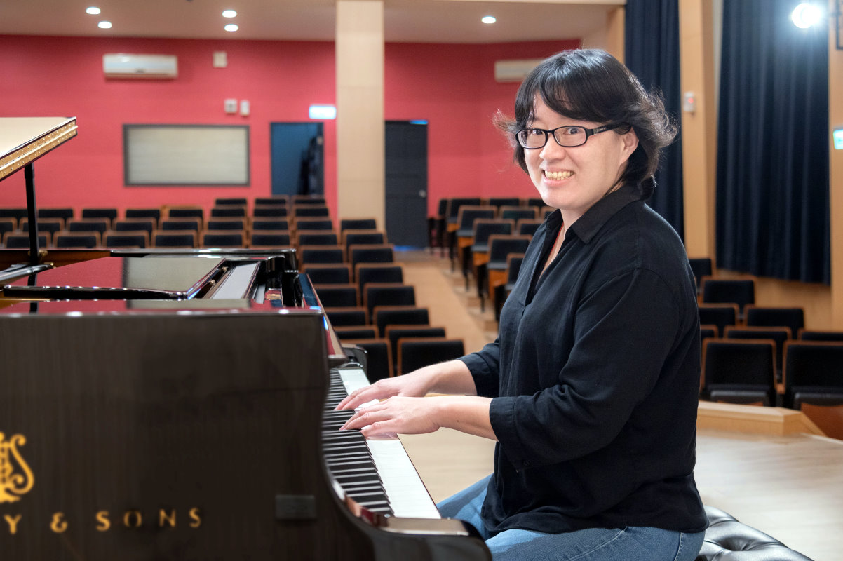 清華音樂系兼任助理教授黃佳瑩老師將在「我的教授是藝術家」音樂會中彈奏鋼琴