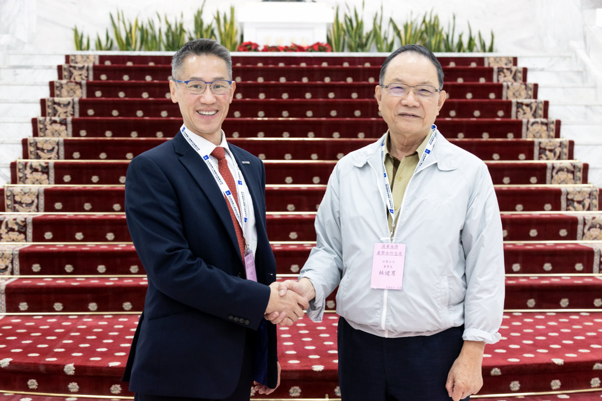 本校高為元校長(左)11月12日與台塑林健男董事長簽約設立「台塑清華聯合研發中心」