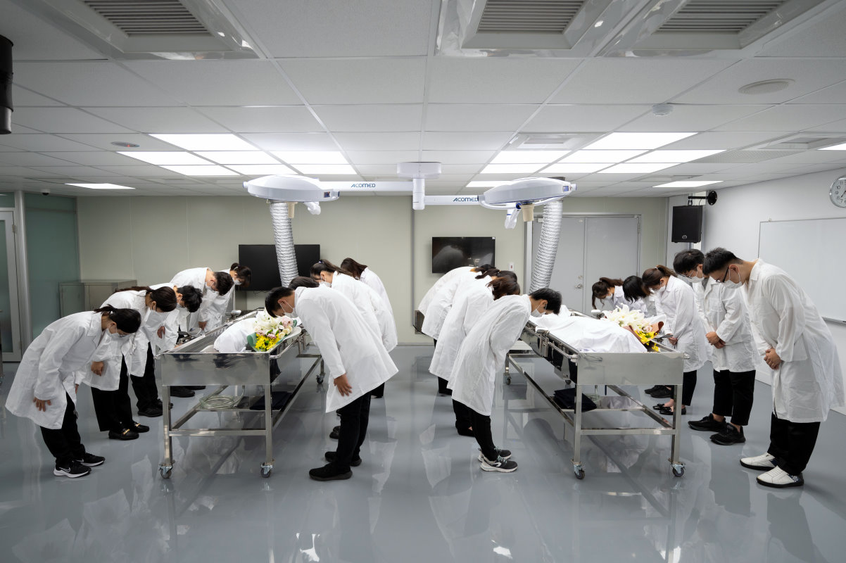 本校學士後醫學系學生在第一堂解剖課前向大體老師鞠躬致敬