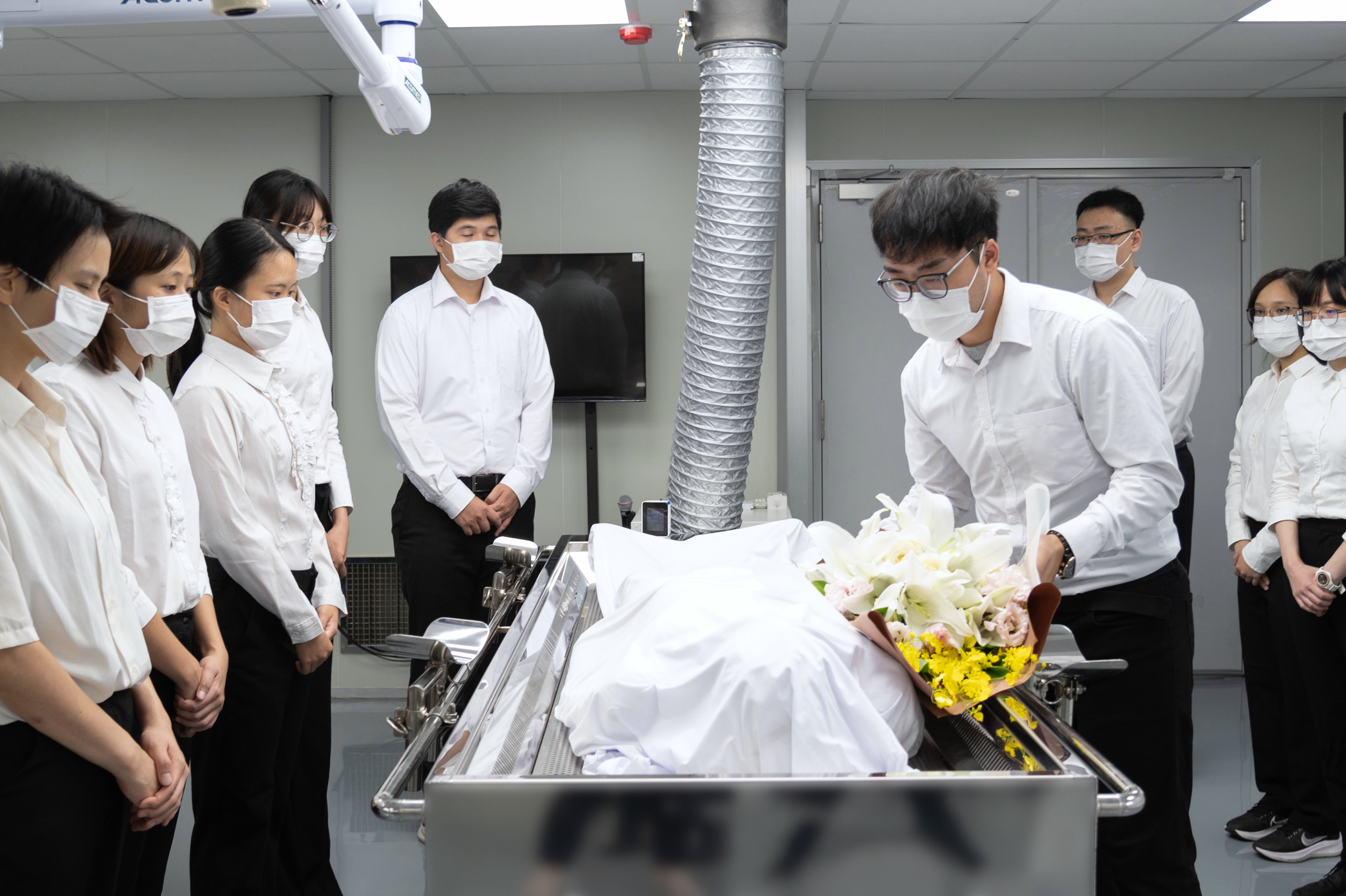 本校學士後醫學系學生在第一堂解剖課前向大體老師獻花