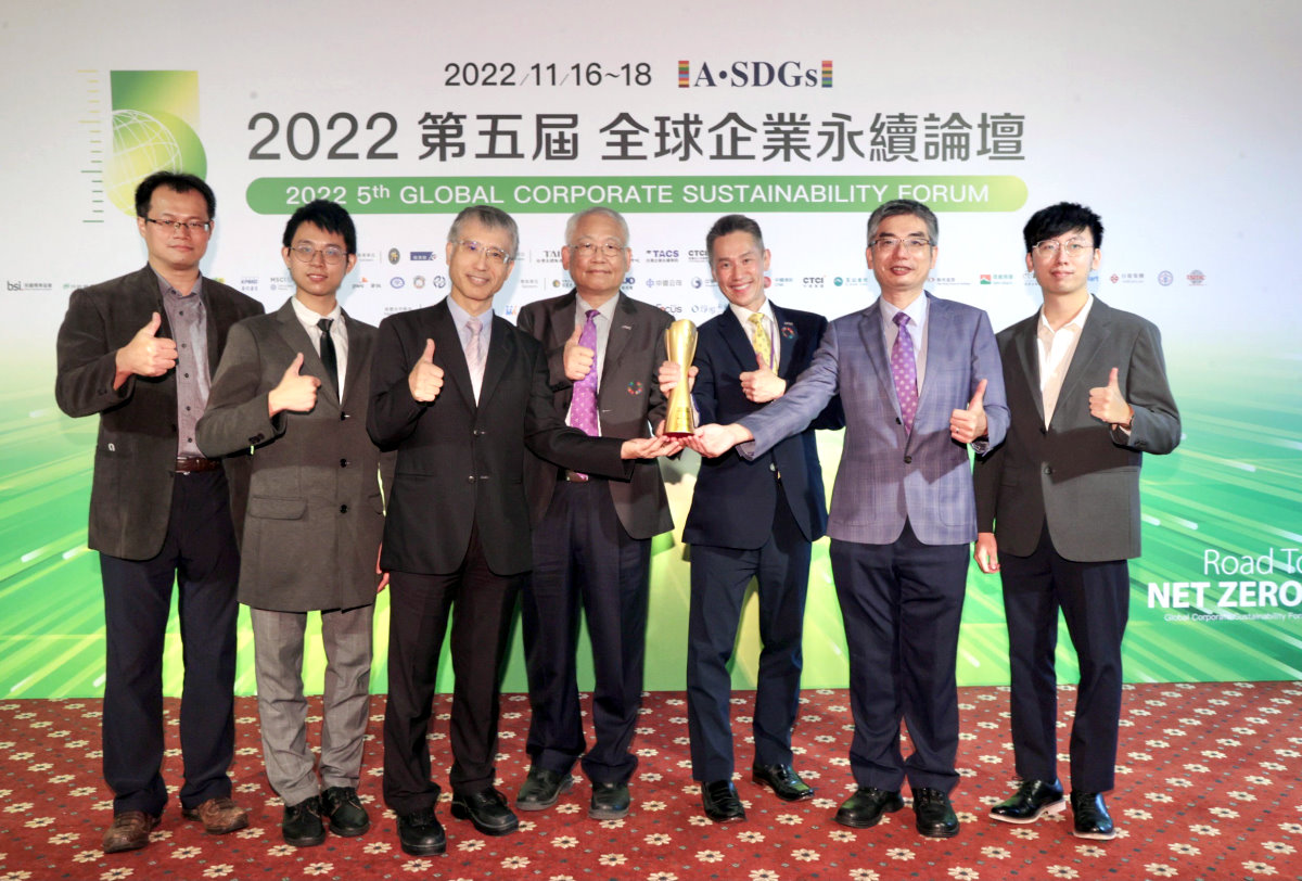 本校包括學生代表在內的永續團隊榮獲「台灣永續典範大學獎」首獎