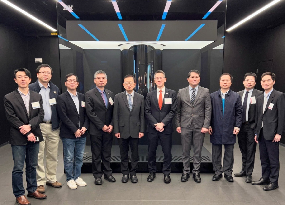 清華代表團拜會IBM，由IBM副總陳自強博士(左五)親自導覽參觀效率最高的量子電腦