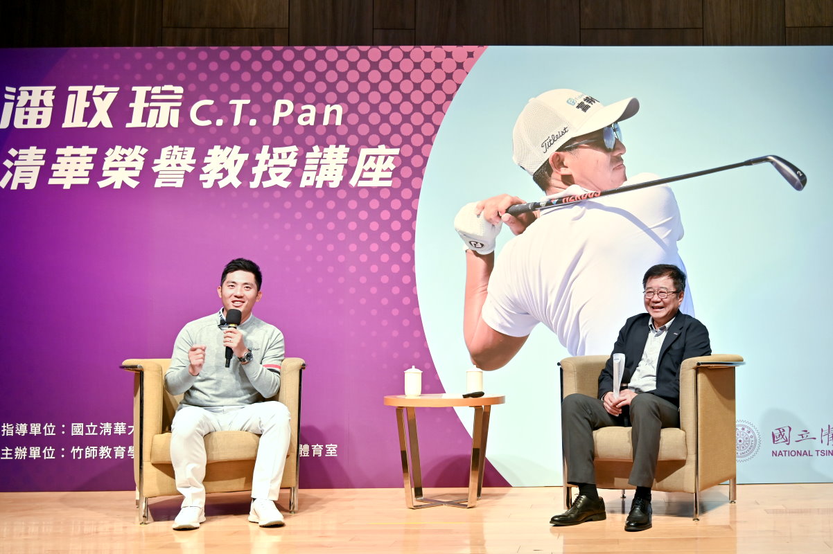 本校高爾夫球隊領隊呂平江副校長(右)與潘政琮座談