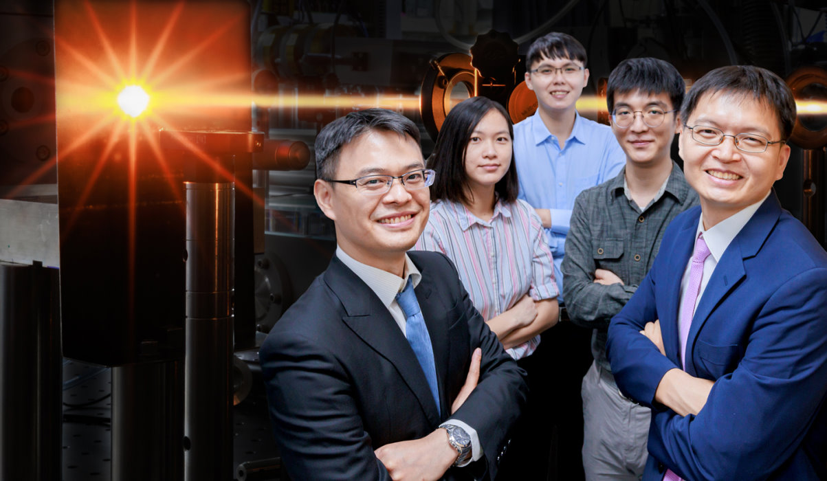 清華研究團隊成功產生埃秒極紫外脈衝光，成員包括陳明彰副教授(右起)、賴柏維、蔡明憲、梁安媛、林明緯副教授