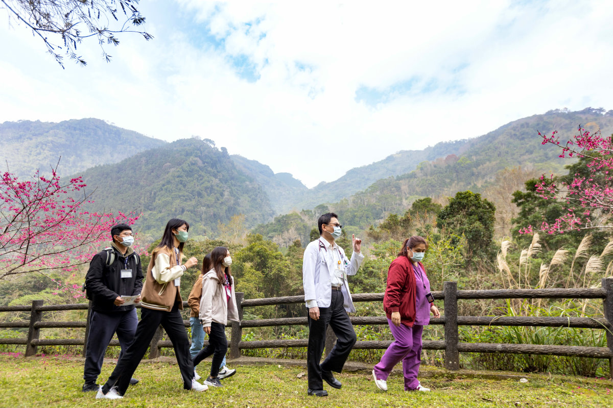 清華醫學生跟著北榮新竹分院醫師與個管師到新竹五峰鄉訪視居家安寧療護個案
