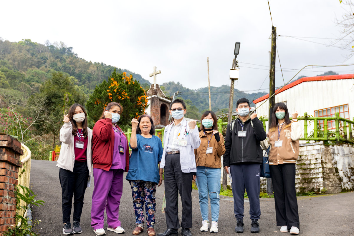 清華醫學生赴新竹五峰鄉探訪個案，離開前泰雅族老奶奶(左三)帶大家一起喊「摟尬」（加油）！