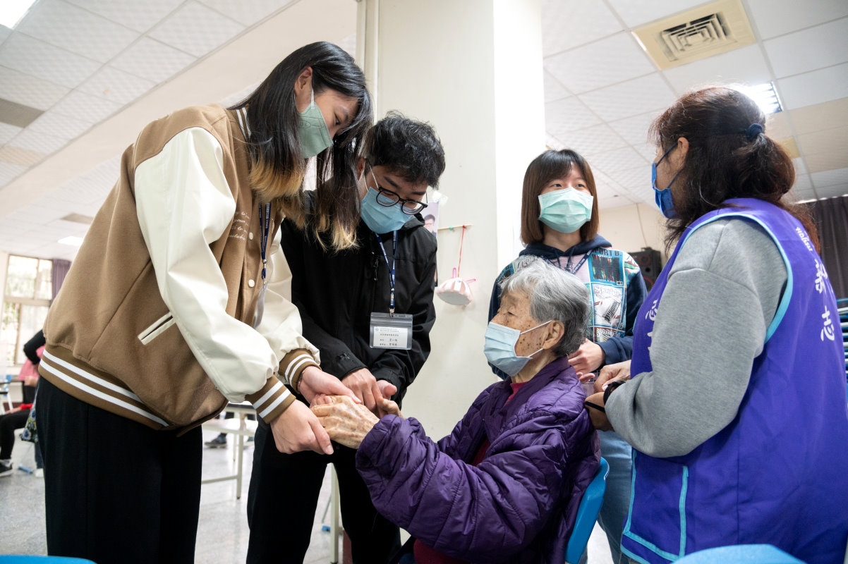 清華醫學生關懷樂智學堂長輩