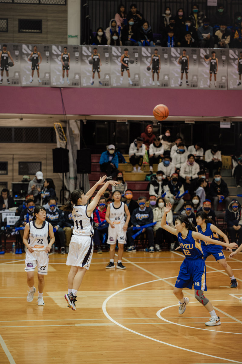 清華女籃11號賴郁欣投出致勝3分球